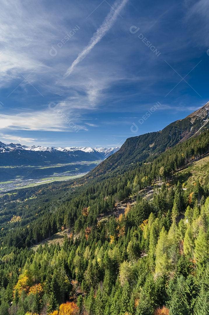 Paisagem Alpina Em Innsbruck Tirol Áustria Em Árvores e Montanhas Imagem JPG