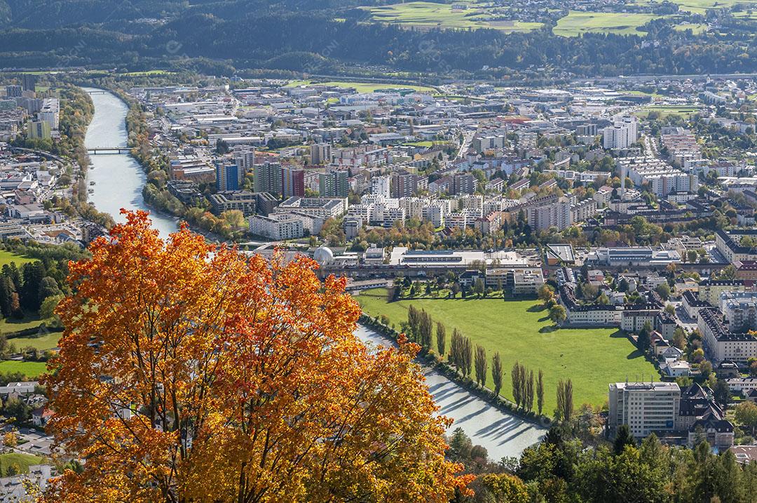 Foto Innsbruck Tirol Áustria Casas Coloridas Pousada Rio Dia Ensolarado Com Céu Azul