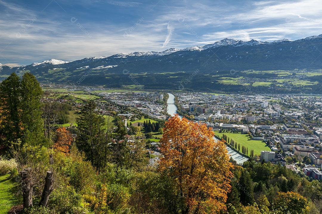 Foto Innsbruck Tirol Áustria Casas Coloridas Pousada Rio Dia Ensolarado Com Céu Azul