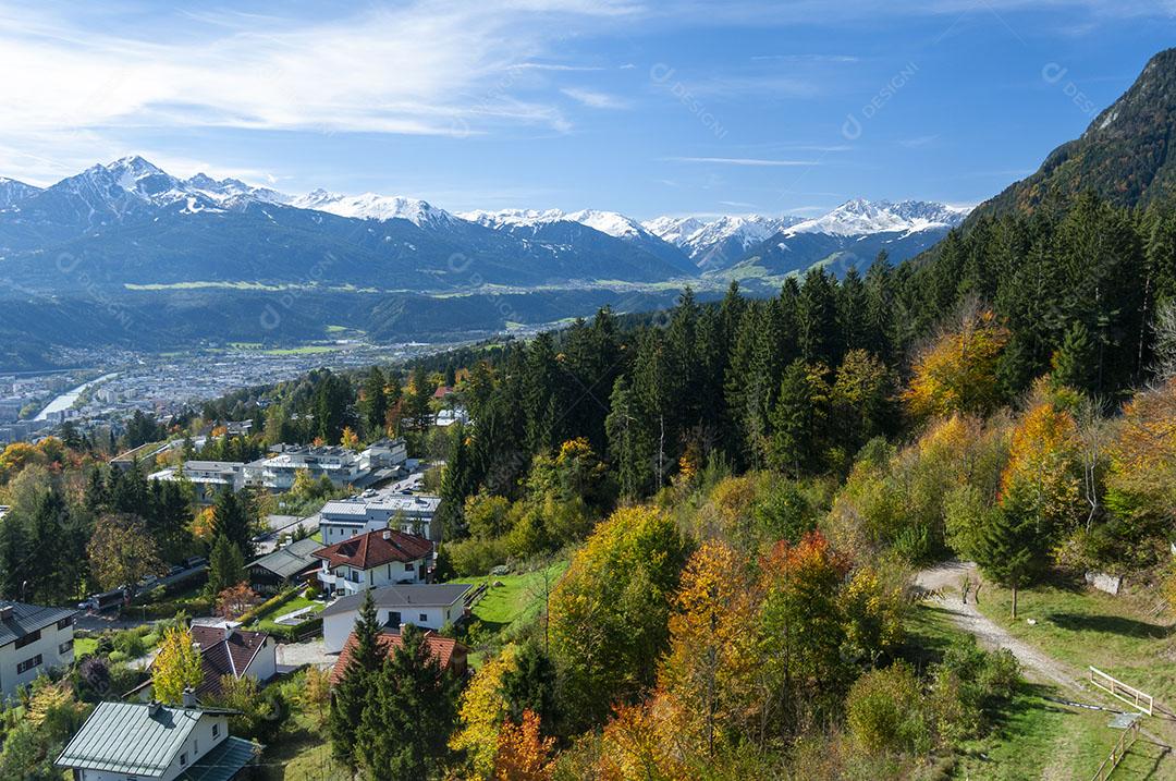 Foto Innsbruck Tirol Áustria Casas Coloridas Pousada Rio Dia Ensolarado Com Céu Azul