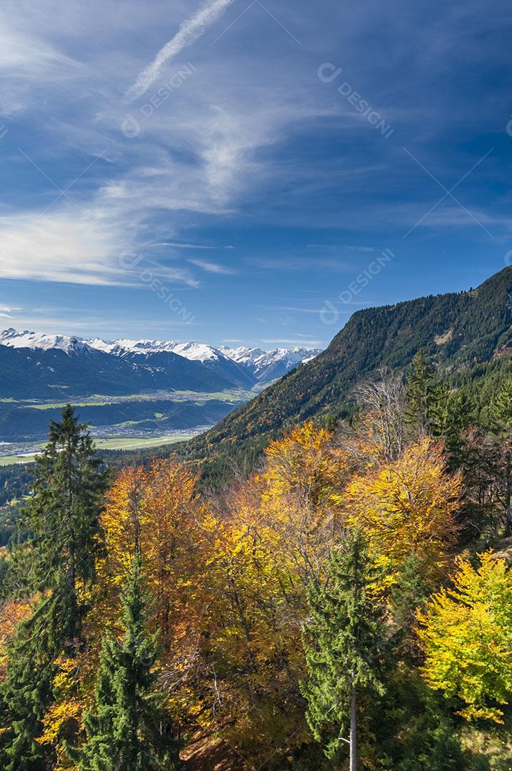 Paisagem Alpina Em Innsbruck Tirol Áustria Árvores e Montanhas Imagem JPG