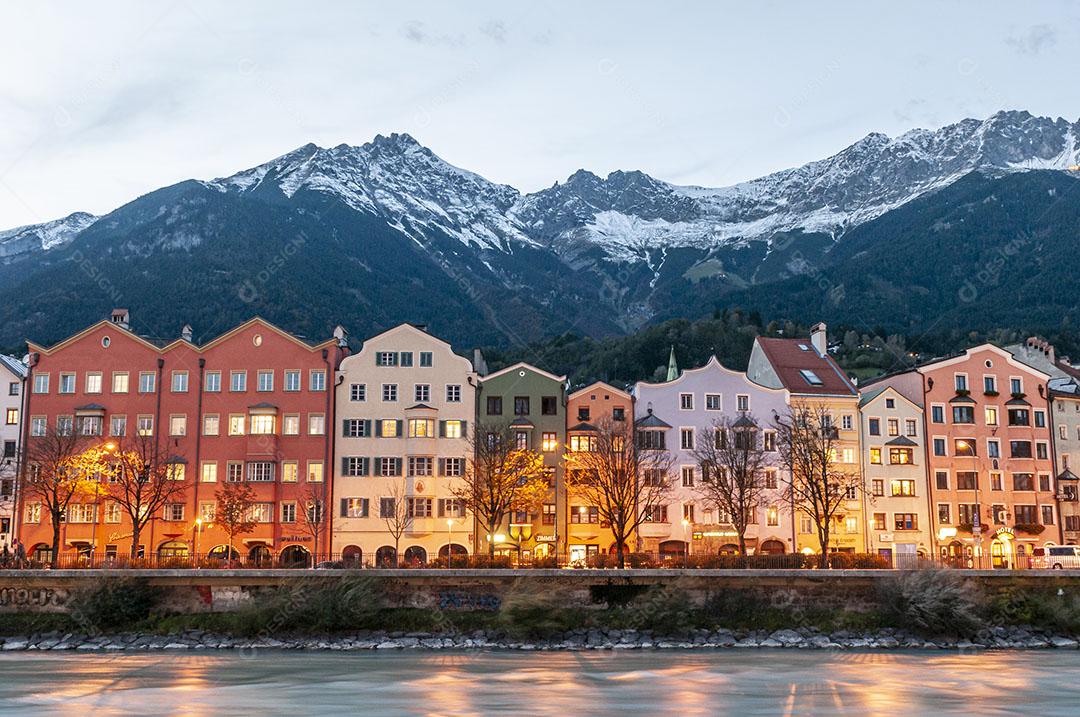 Innsbruck Áustria Casas Coloridas Beira do Rio Entardecer de Outubro Imagem JPG