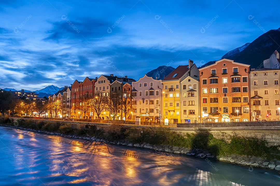 Innsbruck Áustria Casas Coloridas Beira do Rio Entardecer de Outubro Imagem JPG