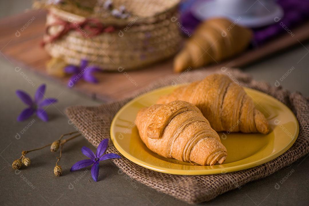 Pães de Croissant Prato Amarelo na Mesa do Café Imagem JPG