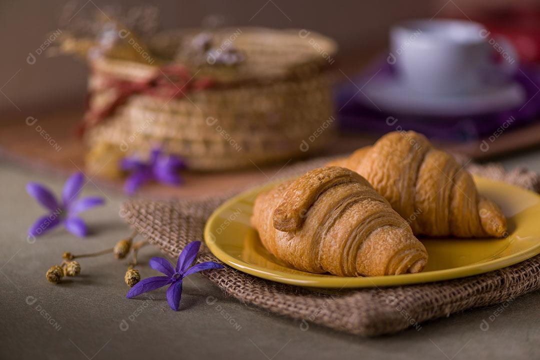 Pães de Croissant Prato Amarelo na Mesa do Café Imagem JPG