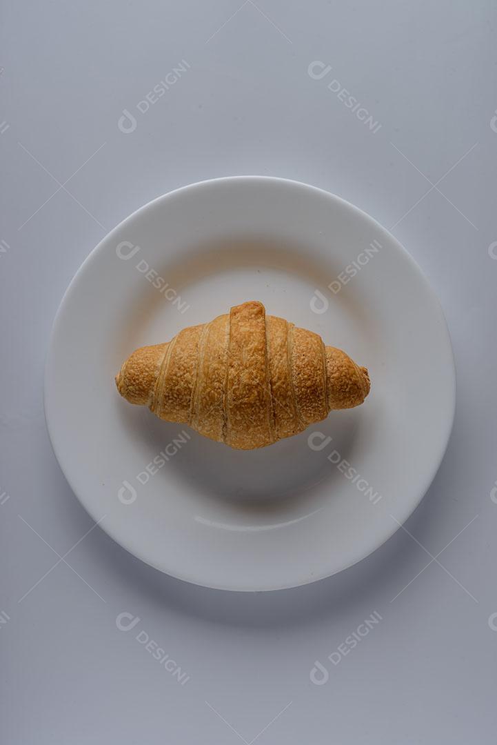 Pães de Croissant Prato Amarelo na Mesa do Café Imagem JPG