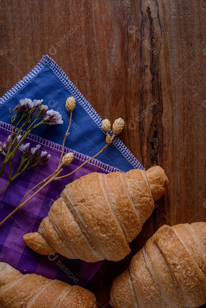 Pães de Croissant Prato Amarelo na Mesa do Café Imagem JPG