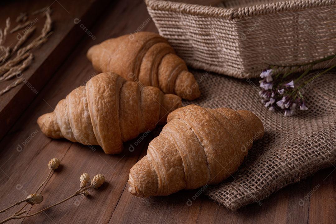Pães de Croissant Prato Amarelo na Mesa do Café Imagem JPG