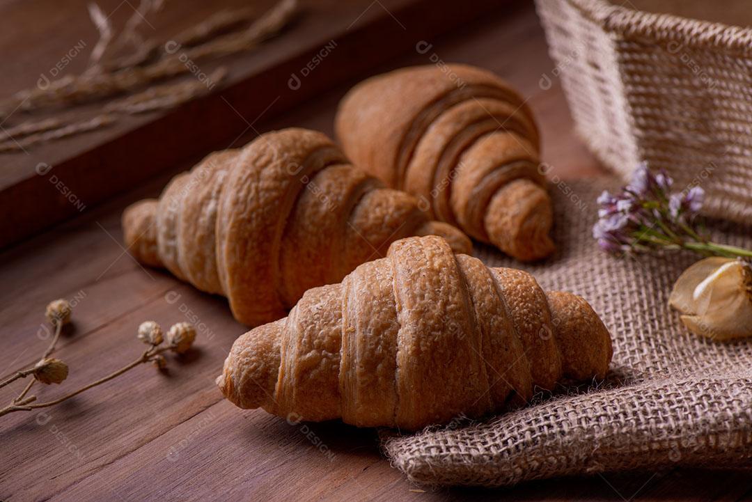 Pães de Croissant Prato Amarelo na Mesa do Café Imagem JPG