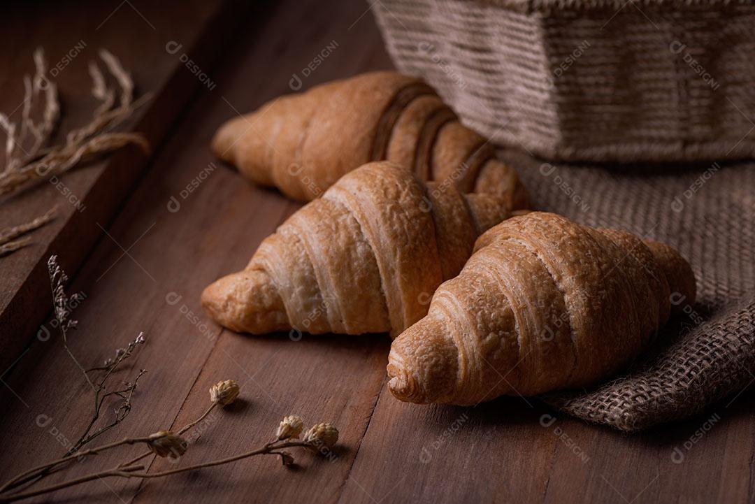 Pães de Croissant Prato Amarelo na Mesa do Café Imagem JPG