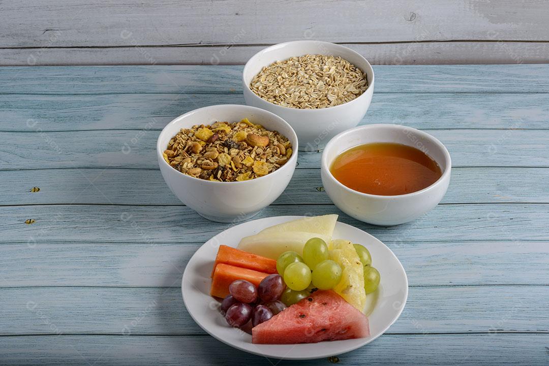 Frutas Mel Aveia e Granola na Mesa de Madeira Azul  Comida Saudável Imagem JPG