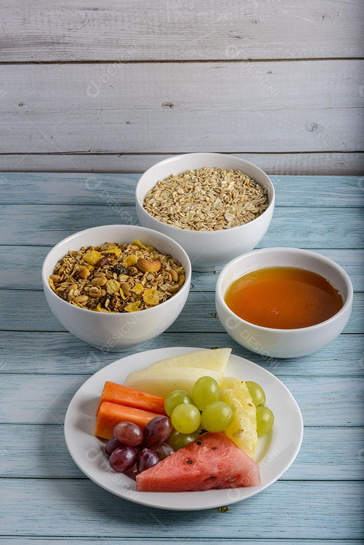Frutas Mel Aveia e Granola na Mesa de Madeira Azul  Comida Saudável Imagem JPG