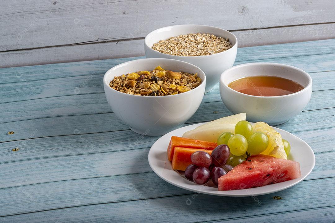 Frutas Mel Aveia e Granola na Mesa de Madeira Azul  Comida Saudável Imagem JPG