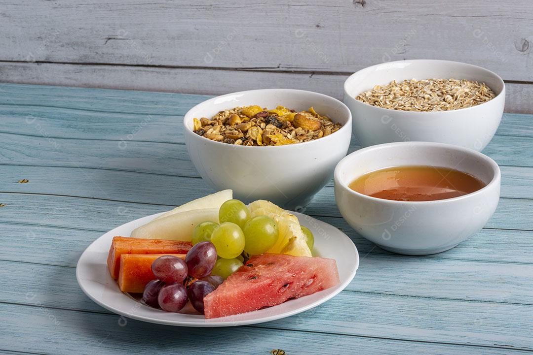 Frutas Mel Aveia e Granola na Mesa de Madeira Azul  Comida Saudável Imagem JPG