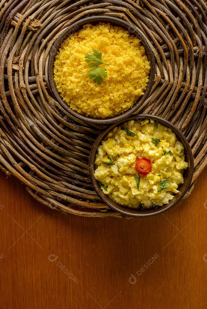 Ovos Mexidos Servidos Em Uma Tigela de Barro Imagem JPG