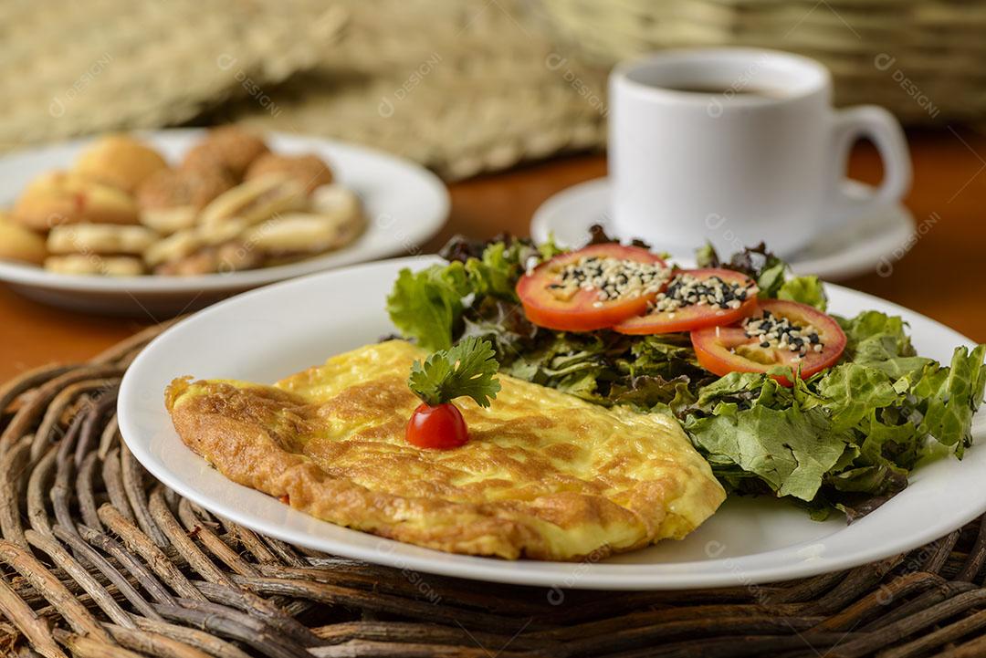 Omelete Com Salada de Legumes Servido no Café da Manhã Imagem JPG