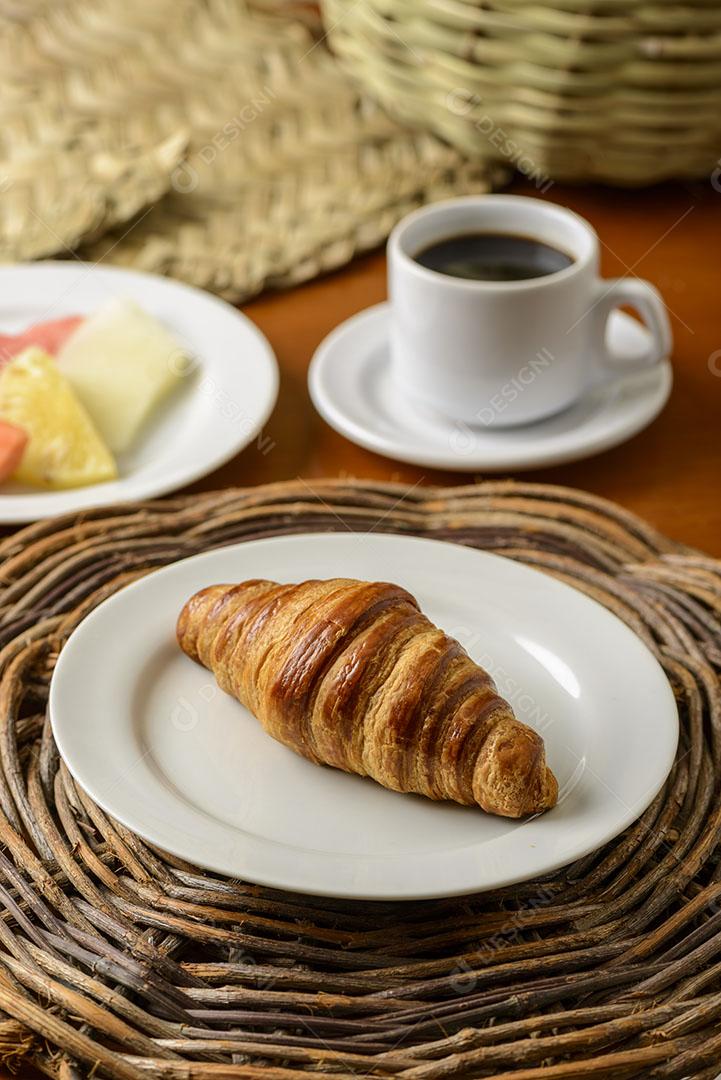 Pães de Croissant Prato Branco na Mesa do Café Imagem JPG