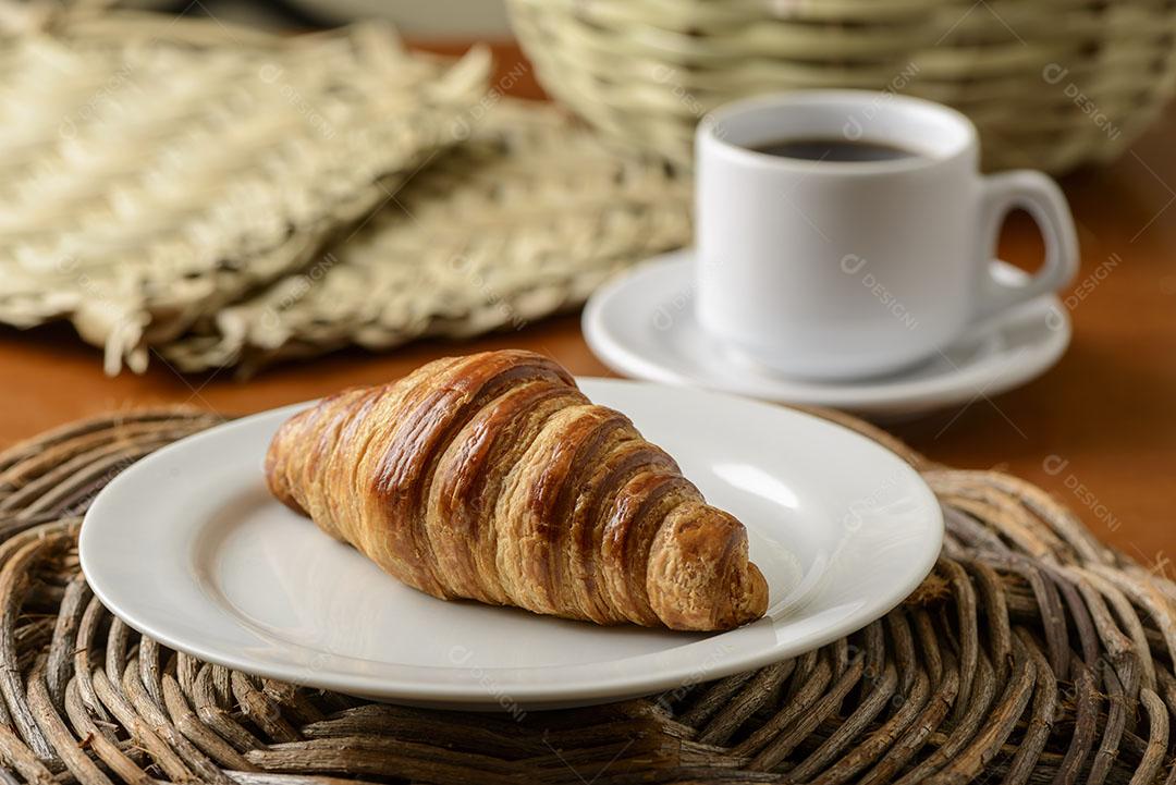 Pães de Croissant Prato Amarelo na Mesa do Café Imagem JPG