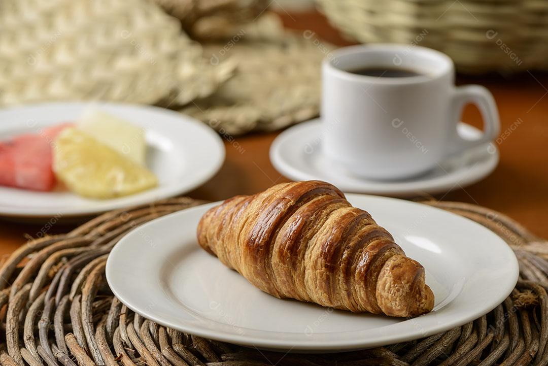 Pães de Croissant Prato Amarelo na Mesa do Café Imagem JPG