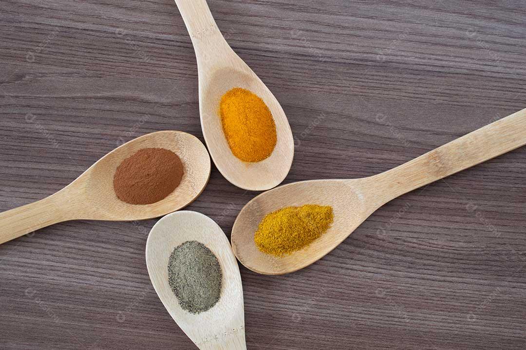 Temperos Em Colheres De Madeira Sobre A Mesa De Madeira