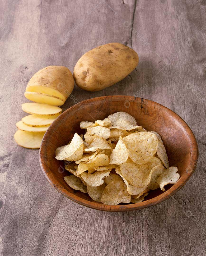 Fatias De Batata Crua E Batatas Fritas Em Uma Tigela De Madeira