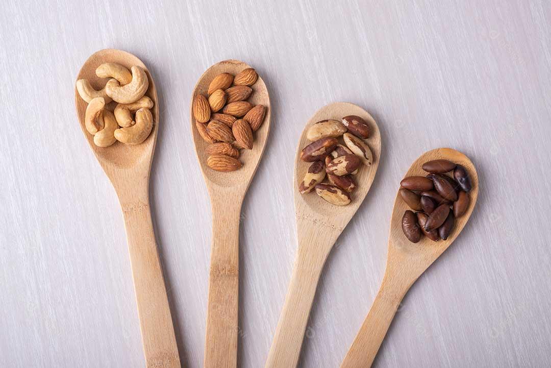 Colheres De Madeira Com Vários Tipos De Castanhas