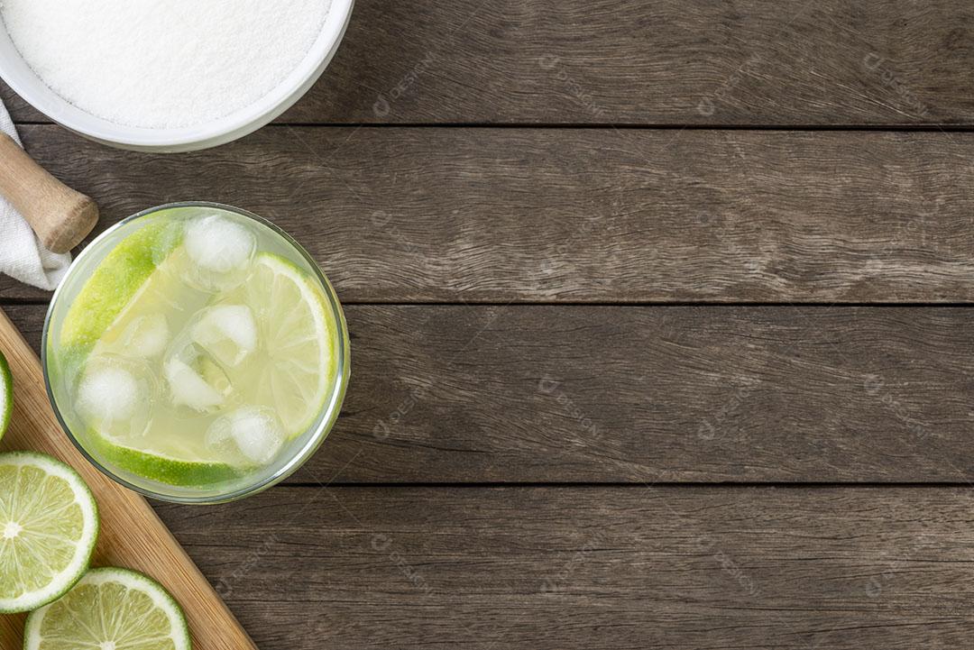 Foto Caipirinha Limão Brasileiro Copo Gelo Fatias de Frutas Sobre Placa Madeira