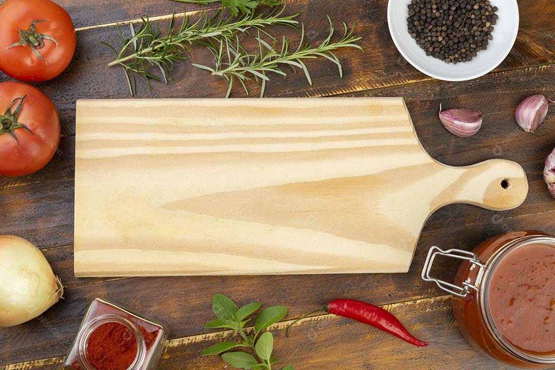 Tomate Alho Pimentão Ervas Sobre Mesa de Madeira Com Tabuleiro Imagem JPG