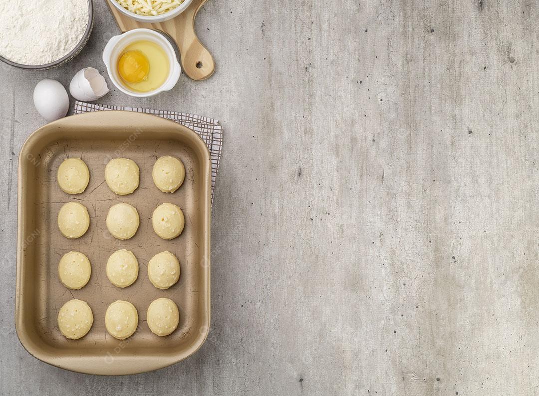 Pães de Queijo Típicos Brasileiros Crus Com Ingredientes Imagem JPG