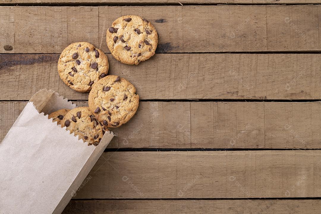 Foto Biscoitos de Chocolate Em Um Saco de Papel Sobre Uma Mesa de Madeira