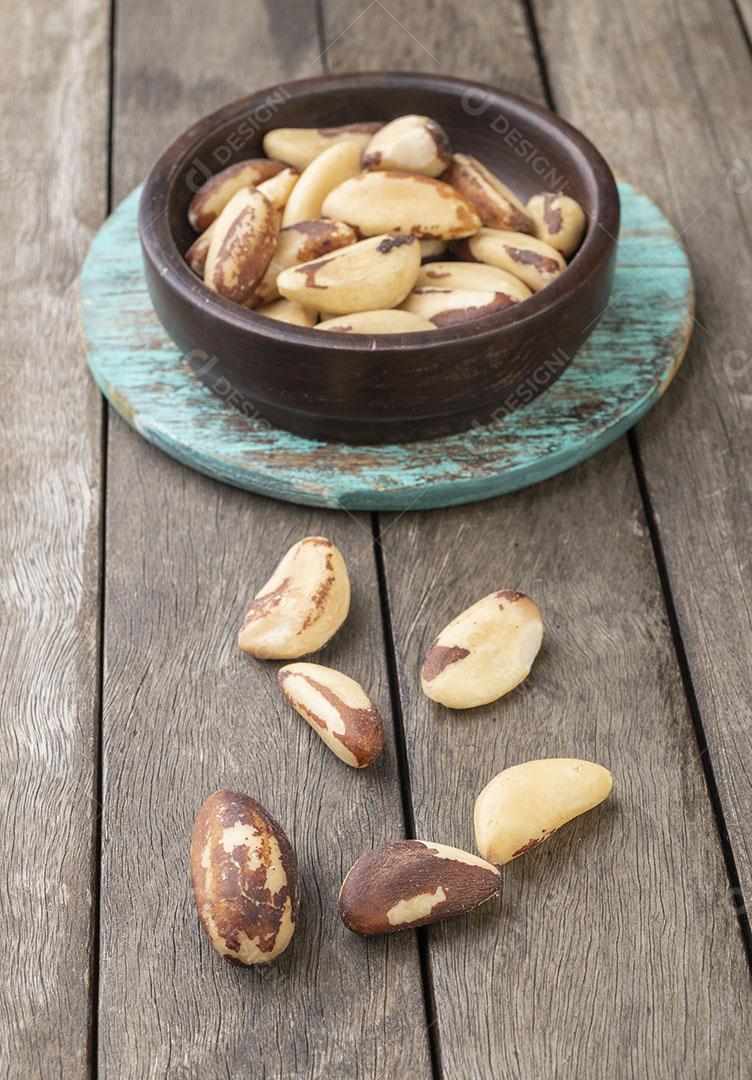 Castanhas do Brasil Em Uma Placa Sobre a Mesa de Madeira Imagem JPG