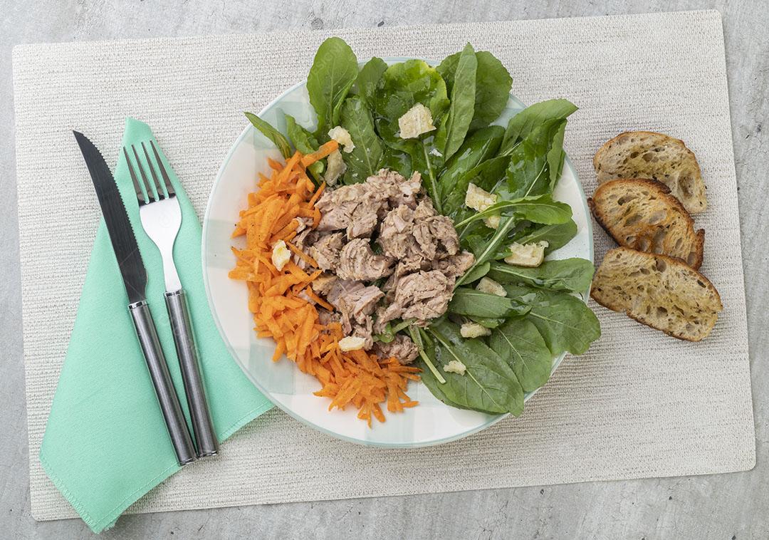 Salada de Rúcula Atum Parmesão e Cenoura Com Torradas Imagem JPG