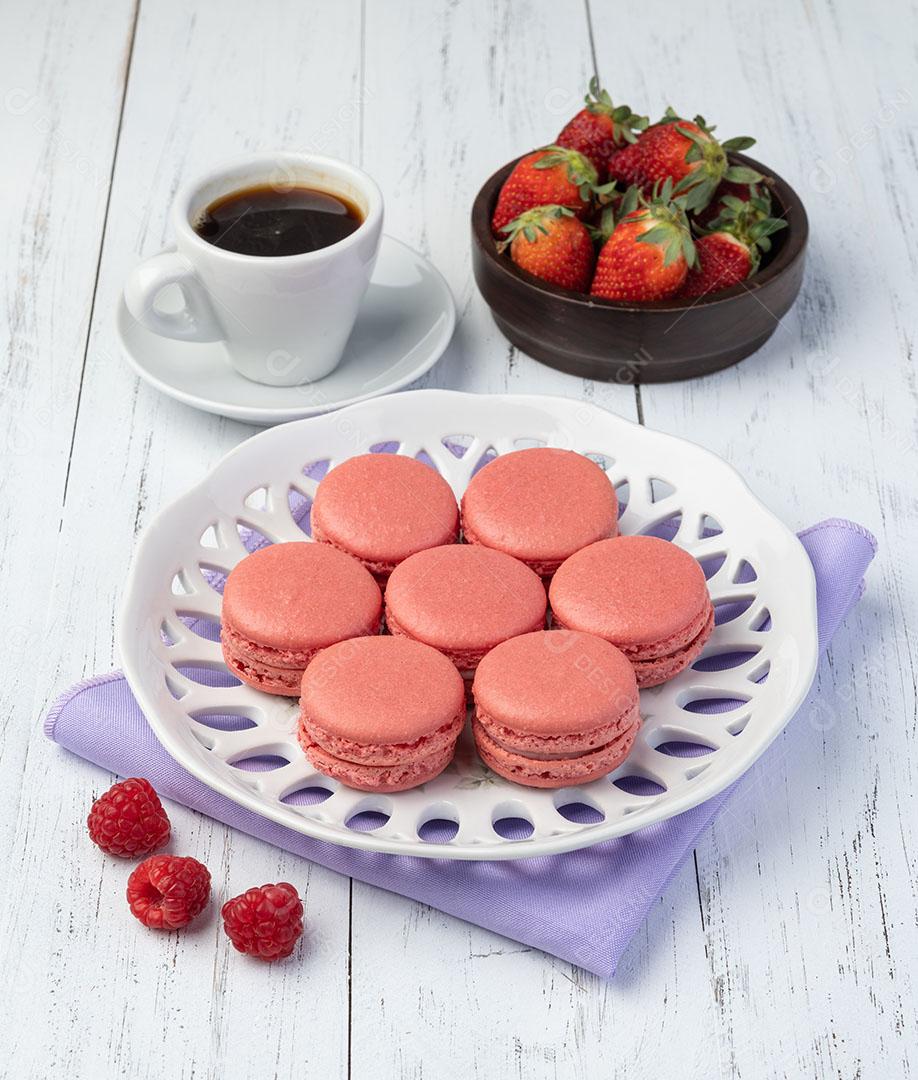 Macarons de Berry Em Um Prato Com Café Sobre a Mesa de Madeira