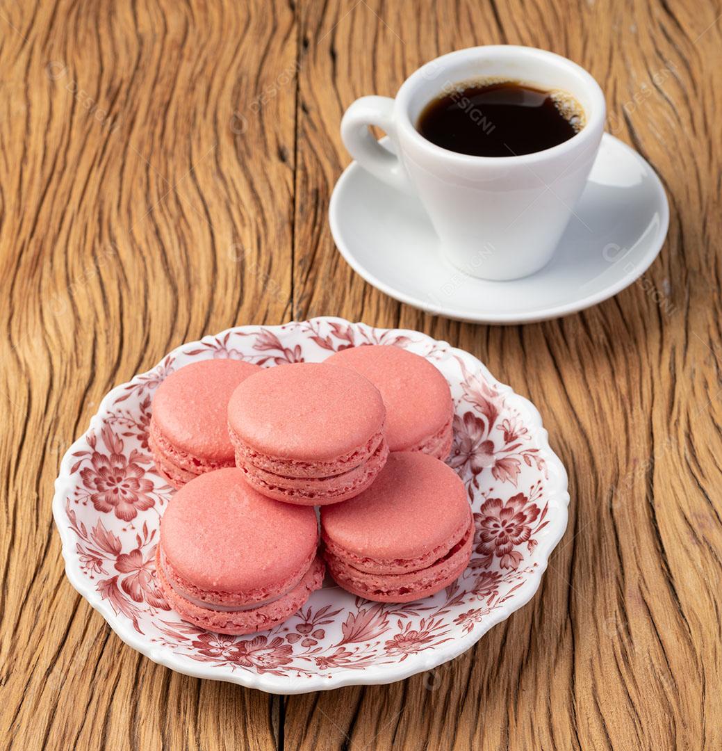 Foto Macarons de Berry Em Um Prato Com Café Sobre a Mesa de Madeira