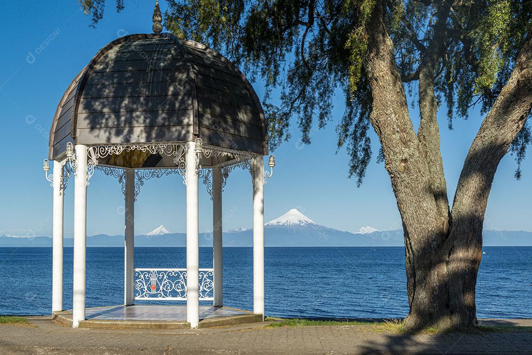 Coreto no Lago Llanquihue Vulcão Osorno Frutillar Llanquihue Los Lagos Imagem JPG