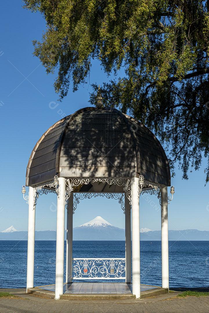 Coreto no Lago Llanquihue Vulcão Osorno Frutillar Llanquihue Los Lagos Imagem JPG