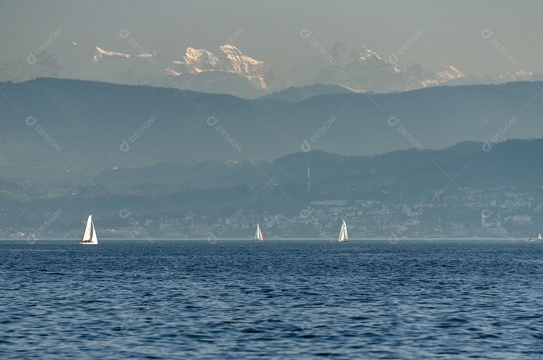 Zurique Suíça Veleiro no Lago de Zurique no Final da Tarde Imagem JPG