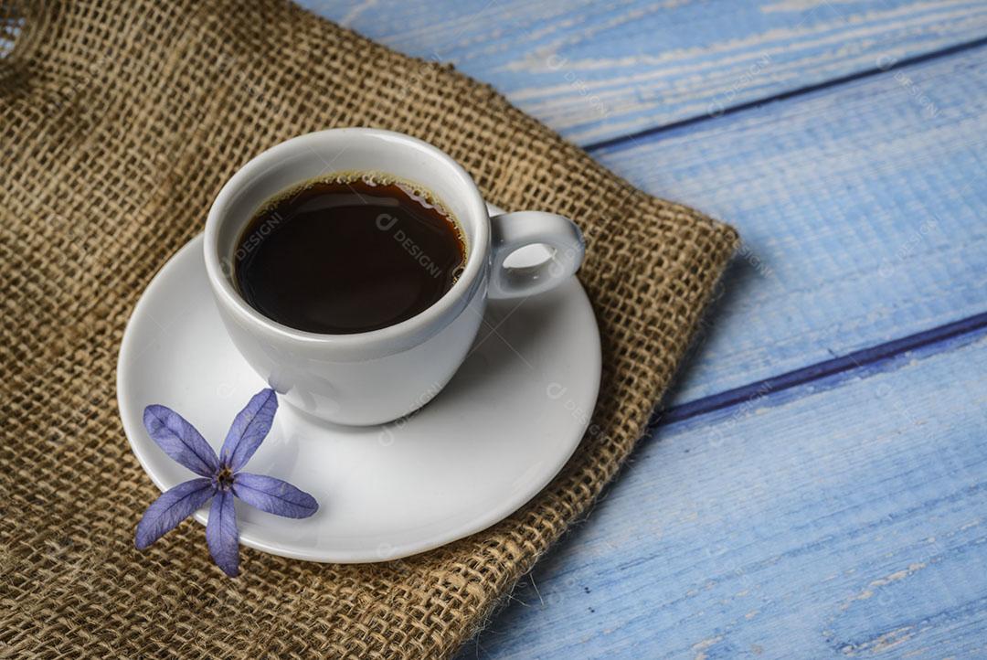 Café Xícara Branca Sobre Uma Mesa de Madeira Azul Imagem JPG