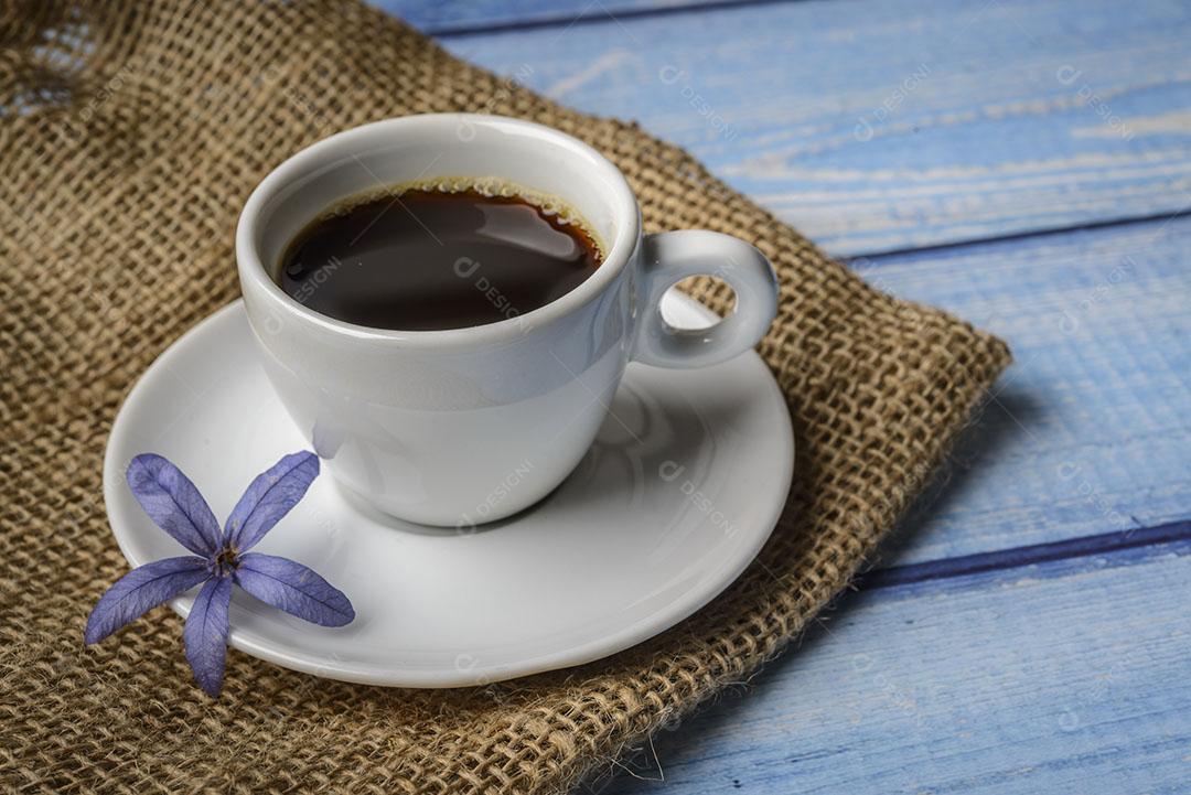 Café Xícara Branca Sobre Uma Mesa de Madeira Azul Imagem JPG
