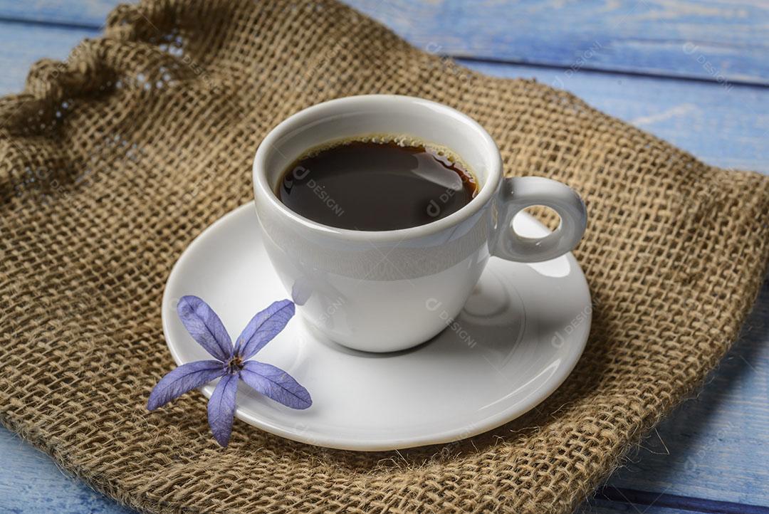 Café Xícara Branca Sobre Uma Mesa de Madeira Azul Imagem JPG