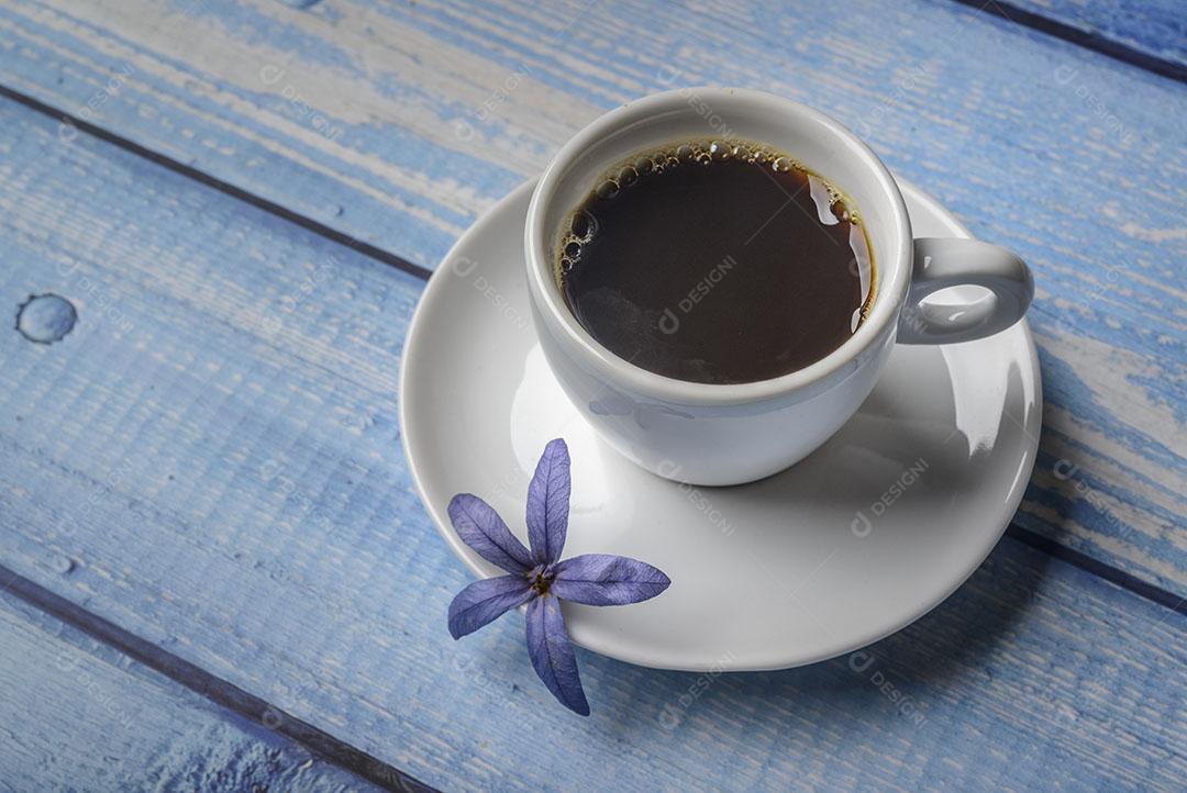 Café Xícara Branca Sobre Uma Mesa de Madeira Azul Imagem JPG