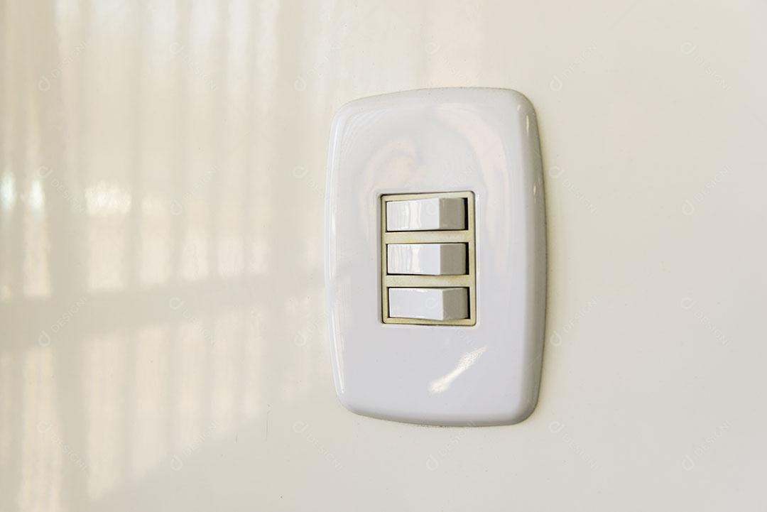 Interruptor Elétrico Branco na Parede Mão Ligando Imagem JPG