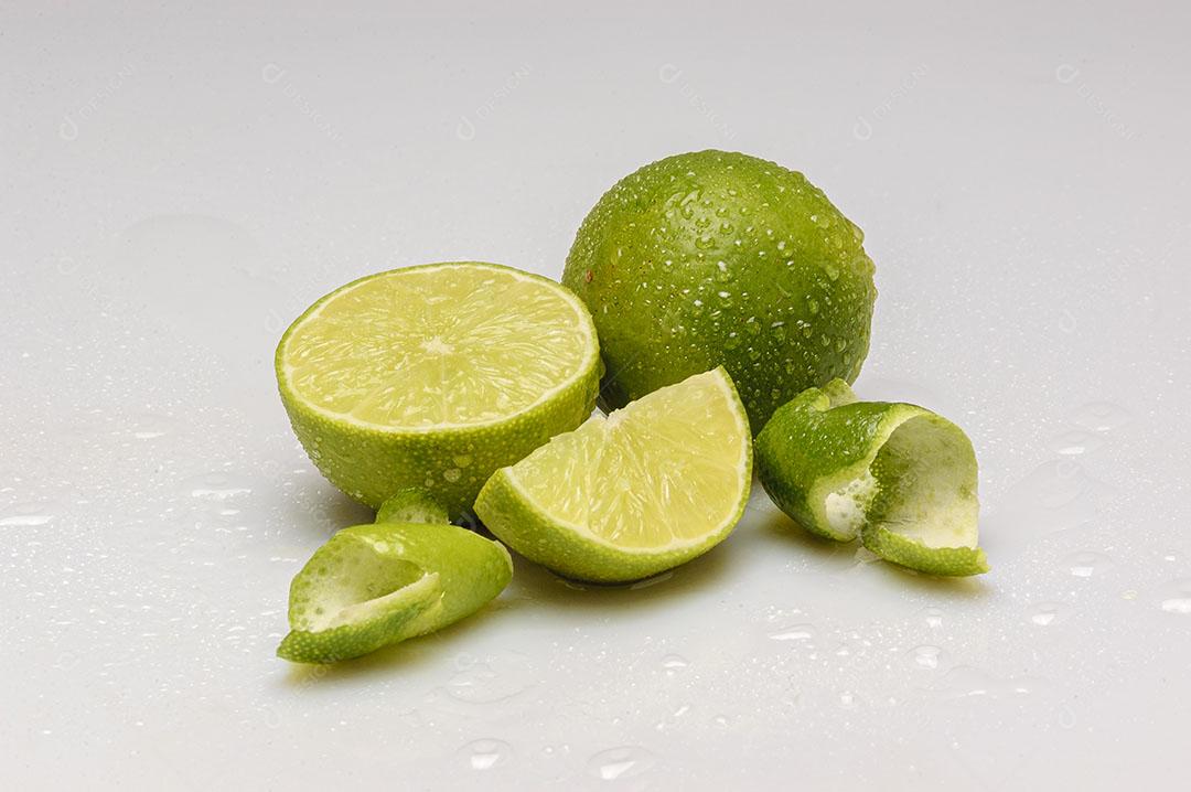 Limões Com Gotas de Água Isoladas no Fundo Branco Imagem JPG