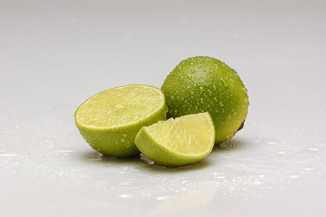 Limões Com Gotas de Água Isoladas no Fundo Branco Imagem JPG