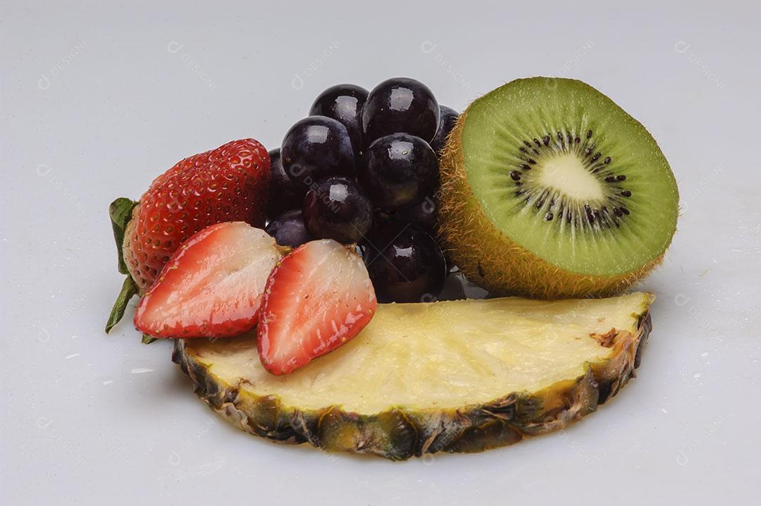 Frutas Kiwi e Morangos Isolados no Fundo Branco Imagem JPG