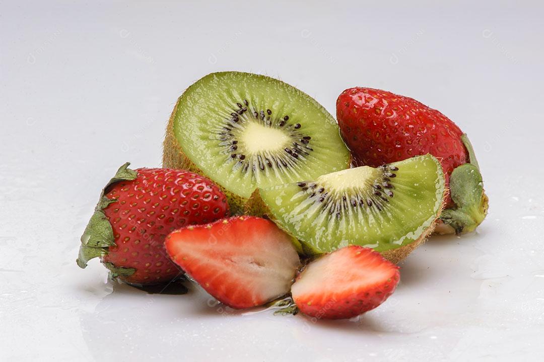Frutas Kiwi e Morangos Isolados no Fundo Branco Imagem JPG
