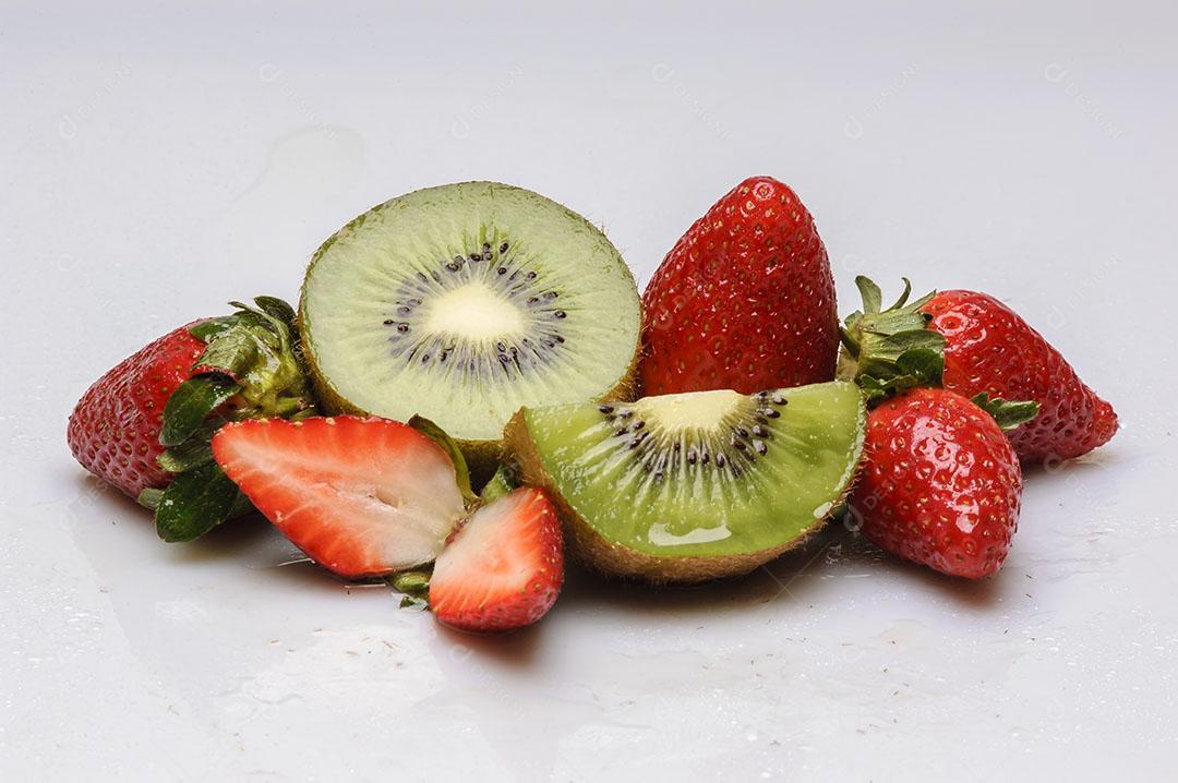 Frutas Kiwi e Morangos Isolados no Fundo Branco Imagem JPG