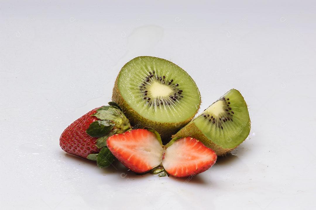 Frutas Kiwi e Morangos Isolados no Fundo Branco Imagem JPG