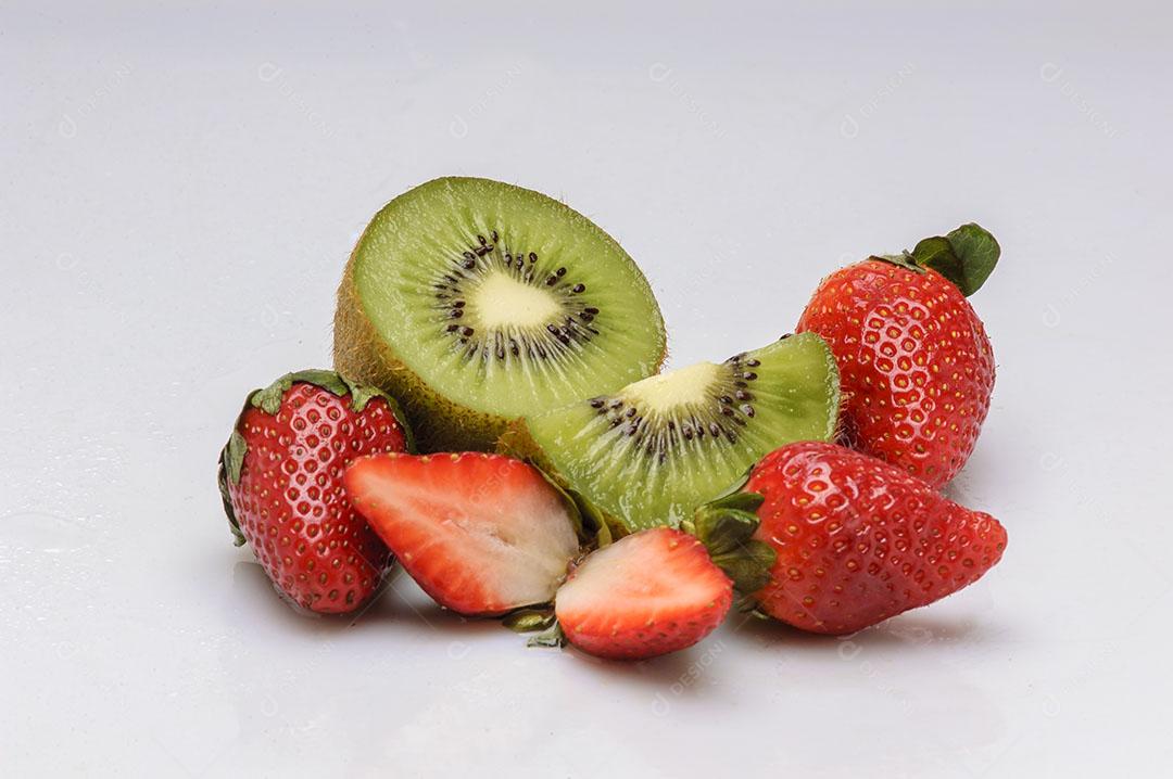 Frutas Kiwi e Morangos Isolados no Fundo Branco Imagem JPG