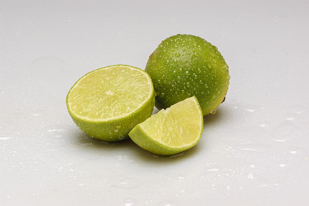 Limões Com Gotas de Água Isoladas no Fundo Branco Imagem JPG